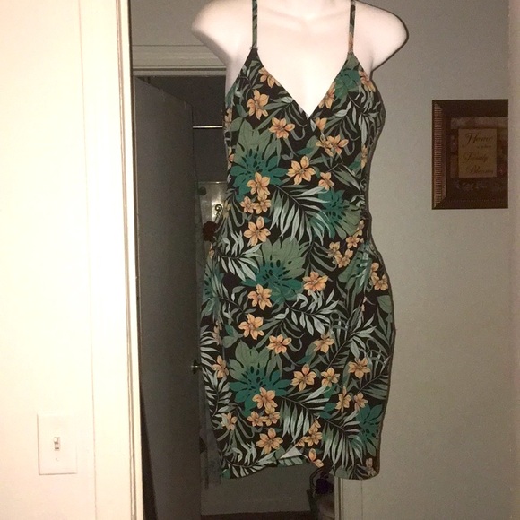 Charlotte Russe Dresses & Skirts - Floral Print BodyCon Dress💚